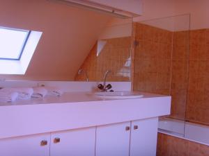 Ein Badezimmer in der Unterkunft Hôtel Beau Rivage