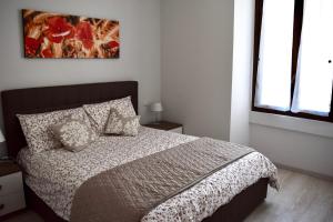 a bedroom with a bed and a painting on the wall at NEW! TUTTO QUI - APT WAGNER - CITY LIFE (cir01686) in Milan