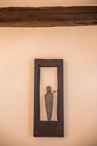 a picture of a vase in a frame on a wall at Goldhammer in Hagebök