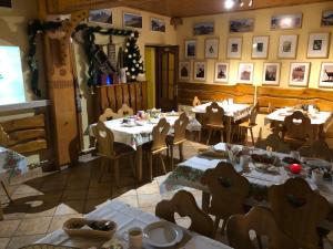 jadalnia ze stołami i krzesłami w restauracji w obiekcie Rusałka w Zakopanem