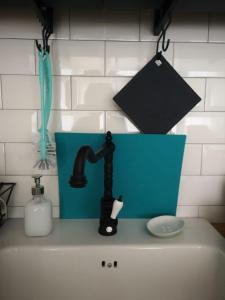 zlew z kranem na blacie ze zlewem w obiekcie Blue Sea Apartment w mieście Międzyzdroje +37 zdjęć