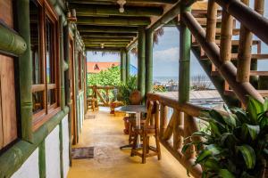 een balkon van een huis met een tafel en stoelen bij Aparthotel Oleaje in Mompiche