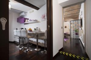 a kitchen and dining room with a table and chairs at Domus Paradiso City Center in Rome