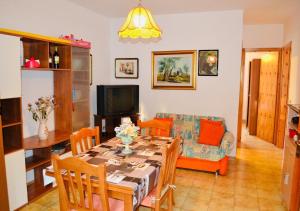 een eetkamer en een woonkamer met een tafel en stoelen bij Villetta M&M a Torre dell'Orso in Torre dell'Orso