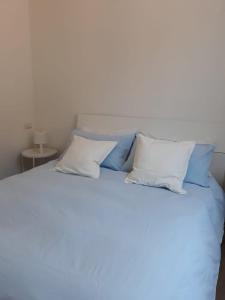 Uma cama ou camas num quarto em Appartamento con vista