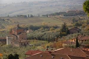 een klein stadje in de heuvels met huizen en bomen bij Agriturismo Campo Contile in Chianciano Terme