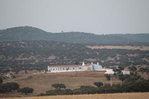 un gran edificio blanco en una colina en un campo en Monte dos Cordeiros, en Vila Viçosa