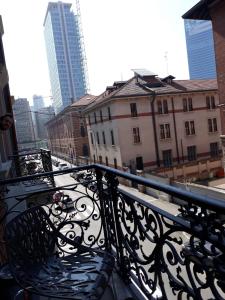 een zwarte bank op een balkon met gebouwen bij Appartamento con vista in Milaan
