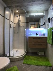 a bathroom with a shower and a sink at Gästehaus Amort Ferienwohnung in Ramsau