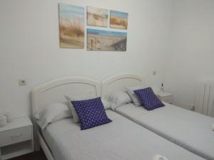 - 2 lits installés l'un à côté de l'autre dans une chambre dans l'établissement Apartamento Ezkubenea, à Rentería