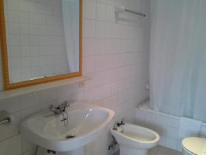 A bathroom at Apartamentos San Pedro en Llanes