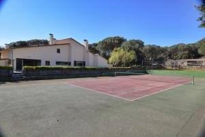 サンタ・クリスティーナ・ダロにあるVilla Soliusの建物前のテニスコート