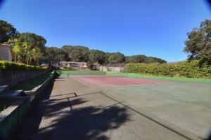 Tenis alebo squash v ubytovaní Solius CostaBravaSi alebo jeho okolí