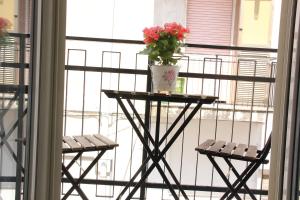 een tafel met een plant naast een raam bij B&B Casa Venezia in Bernalda