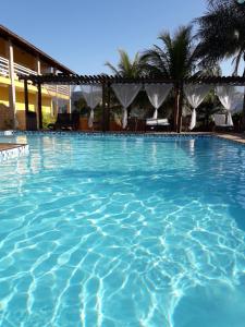 a large swimming pool with blue water at Pousada do Irlandês in Pirenópolis