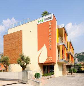 een gebouw met een bord voor een hotel bij Eco Hotel Bonapace in Nago-Torbole