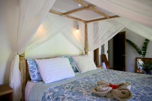 a bedroom with a bed with towels on it at Uvita Bali Bosque Retreat in Uvita