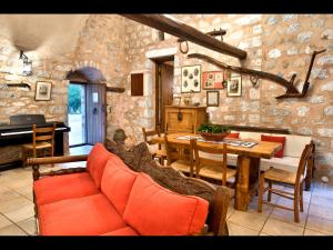Posezení v ubytování Arapakis Historic Castle
