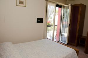 Ένα ή περισσότερα κρεβάτια σε δωμάτιο στο Albergo Cenni