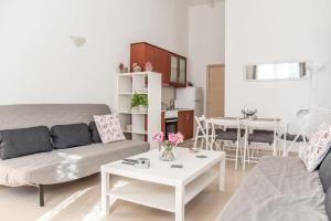 uma sala de estar com um sofá e uma mesa em Nikis Apartment em Chania Town