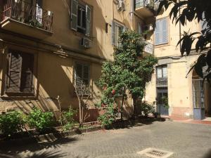 un edificio con un árbol frente a una calle en Oscar 2, en Roma