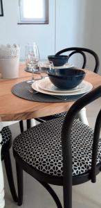uma mesa com pratos e tigelas em cima em Apartment MIVA em Brela
