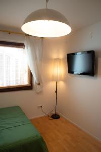 因斯布魯克的住宿－Apartment FreiRaum，客房设有床、灯和平面电视。