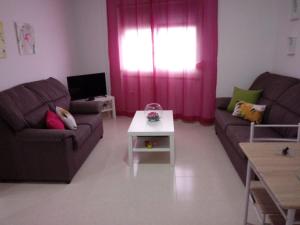Sala de estar con 2 sofás y mesa en Edificio SATI 1 A, en Santa Cruz de la Palma