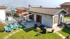 an aerial view of a house with a yard with chairs at Casa Lena in Gera Lario +23 photos