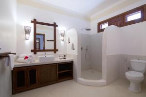 Um banheiro em Fruit & Spice Wellness Resort Zanzibar