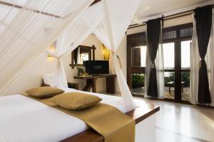 Cama ou camas em um quarto em Fruit & Spice Wellness Resort Zanzibar