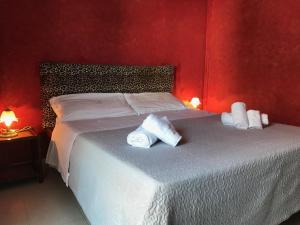 パルゲリーアにあるVillini Macrìのベッドルーム1室(白いベッド1台、タオル付)