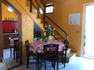 Reštaurácia alebo iné gastronomické zariadenie v ubytovaní Villini Macrì