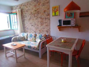 ein Wohnzimmer mit einem Sofa und einem Tisch in der Unterkunft Apartamento Nire Lula en la misma playa in Cotillo