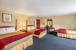 Кровать или кровати в номере Red Carpet Inn - Stamford