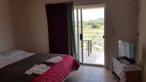 Postel nebo postele na pokoji v ubytování Gardenos Hotel