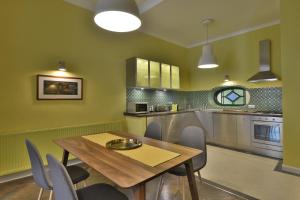 布達佩斯的住宿－S23，厨房配有木桌和椅子