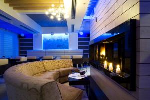 Una sala de estar con un sofá y una chimenea. en Hotel Soa, en Žabljak
