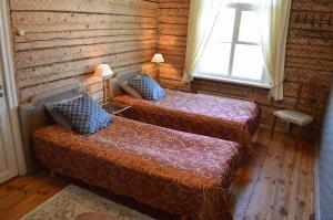 2 Betten in einem Zimmer mit Fenster in der Unterkunft Karja Tented Campsite in Haapsalu