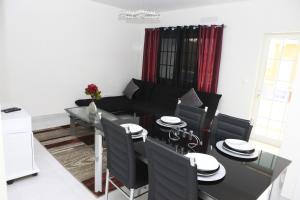 sala de estar con sofá negro y mesa en Apartamento Júnior en Praia