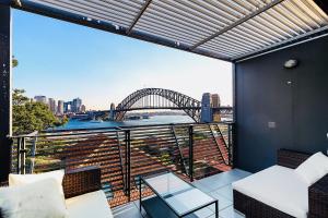 Breathtaking Sydney Harbour penthouse Enjoy Vivid from your balcony