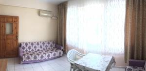 A seating area at ÖZNUR APART OTEL