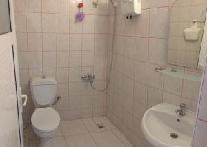 A bathroom at ÖZNUR APART OTEL