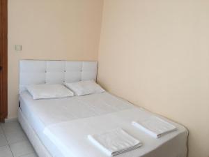 A bed or beds in a room at ÖZNUR APART OTEL