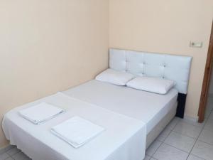 A bed or beds in a room at ÖZNUR APART OTEL