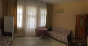 A seating area at ÖZNUR APART OTEL