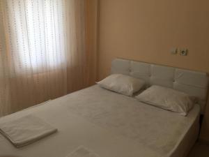 A bed or beds in a room at ÖZNUR APART OTEL