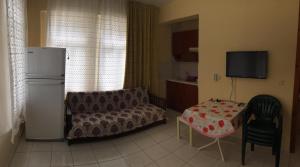 A television and/or entertainment centre at ÖZNUR APART OTEL