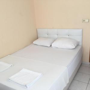 A bed or beds in a room at ÖZNUR APART OTEL