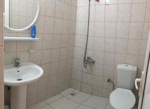 A bathroom at ÖZNUR APART OTEL